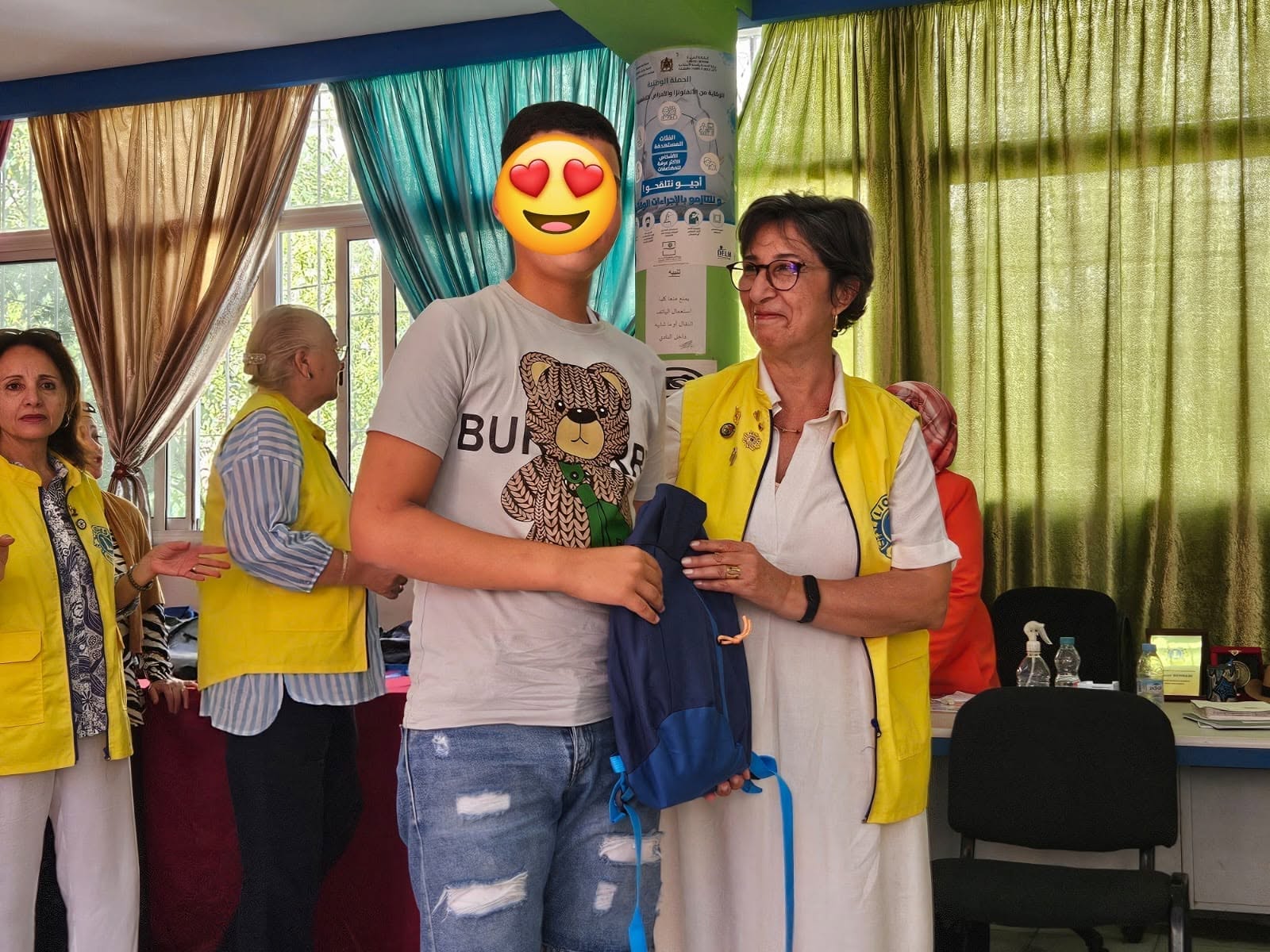 Remise de cartable scolaire complet à un jeune élève